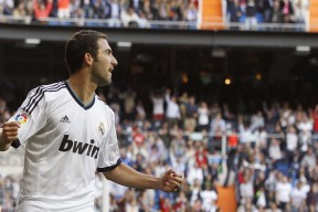 开云-CBA季后赛半决赛对决在即！圣安东尼奥马刺演练定位球，上海申花密集防守应对