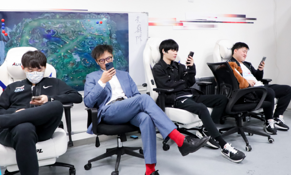 Uzi新星出色防守表现惊艳，雄鹿未来可期！的简单介绍